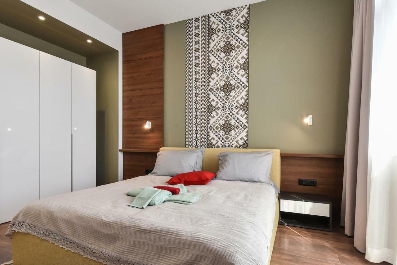 Tradition And Modernity Combined In A Three Bedroom Two Bathroom Lux Apartamento *